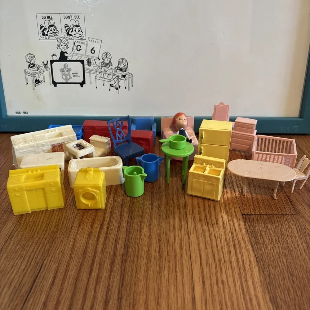 Vintage Lot Marx 1950s Dollhouse Furniture Kitchen, Bath, Tv Most Are 1:24
